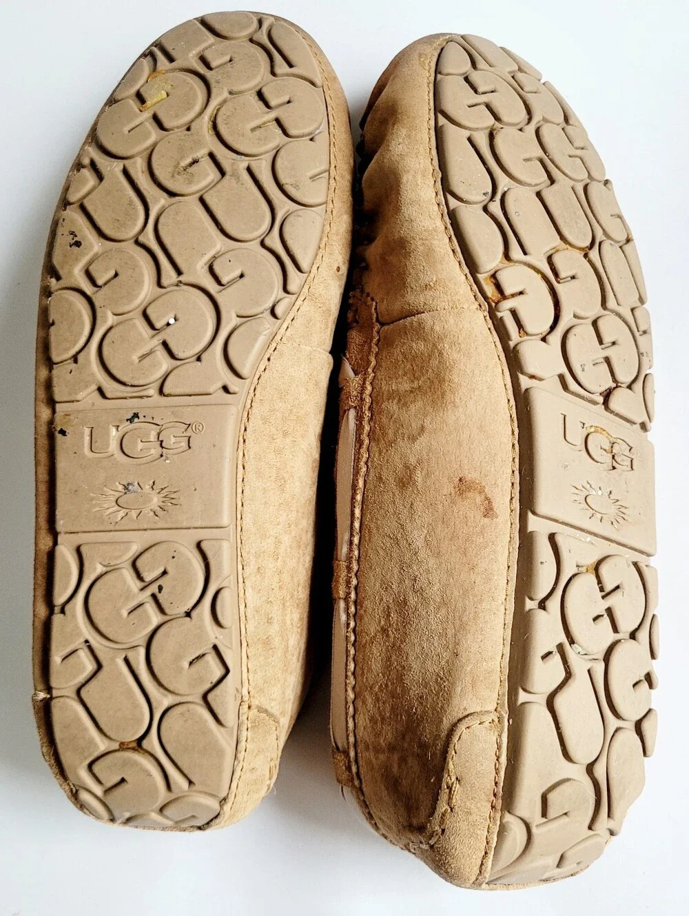 UGG Pom Pom Dakota Toscana Sheepskin Tan Suede Moccasin/Loafers/Slippers US 9